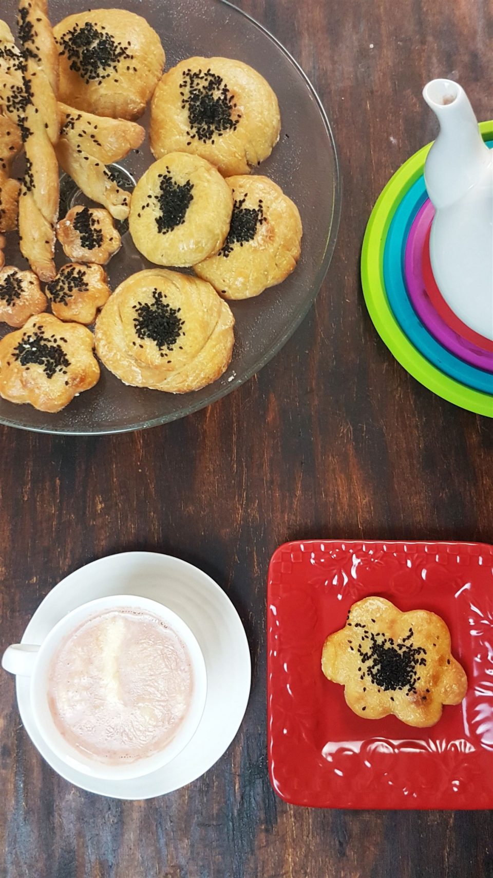 Qaimaq chai with cookies